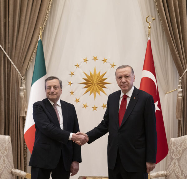 Draghi da Erdogan: “Uniti su Ucraina per pace duratura. Su migranti Italia accogliente ma raggiunto limite”
