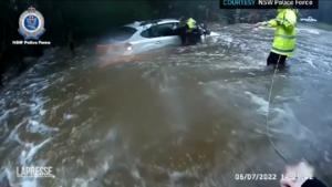 Australia, il salvataggio di una 72enne bloccata nell’auto che affonda