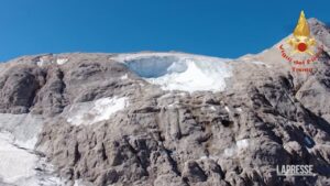 Marmolada, la calotta rimasta in bilico vista da vicino