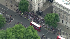 Regno Unito, decine di persone davanti la residenza di Johnson