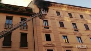 Incendio a Porta Ticinese a Milano: persone sul tetto