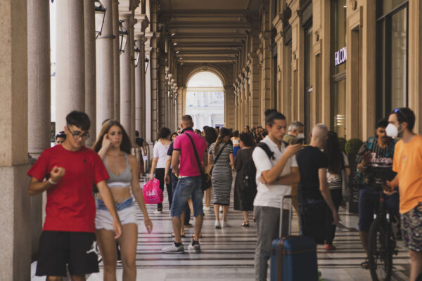 Torino, al via i saldi estivi 2022: shopping per le vie del centro città