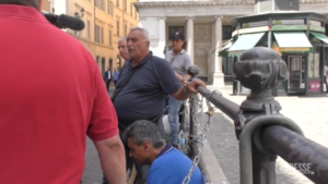 La protesta dei tassisti a Roma: incatenati davanti a Palazzo Chigi