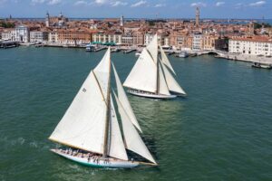 L’ammiraglia e vela storica dello Yacht Club di Monaco alla conquista dell’Adriatico: il Tuiga in laguna
