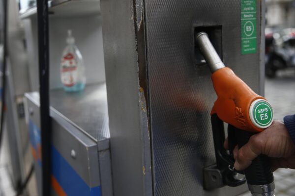Carburanti: continua discesa prezzi benzina e diesel