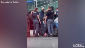 Milano, la vicenda Bakayoko: polemiche virali e indignazione per quella pistola della polizia puntata verso il campione
