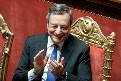 Il caffè di Draghi, i conciliaboli, i volti scuri. La giornata della crisi al Senato – FOTOGALLERY