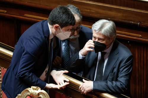 Il caffè di Draghi, i conciliaboli, i volti scuri. La giornata della crisi al Senato – FOTOGALLERY