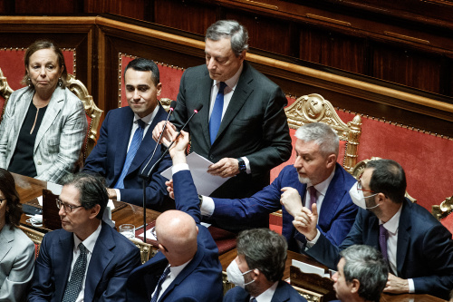 Il caffè di Draghi, i conciliaboli, i volti scuri. La giornata della crisi al Senato – FOTOGALLERY