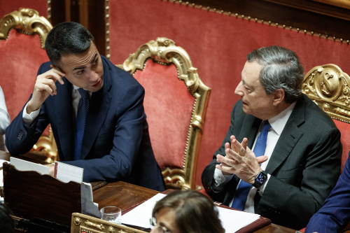 Il caffè di Draghi, i conciliaboli, i volti scuri. La giornata della crisi al Senato – FOTOGALLERY