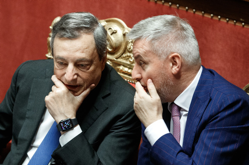 Il caffè di Draghi, i conciliaboli, i volti scuri. La giornata della crisi al Senato – FOTOGALLERY