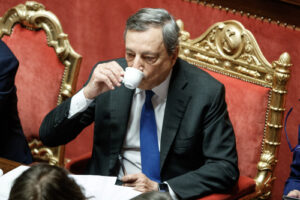 Il caffè di Draghi, i conciliaboli, i volti scuri. La giornata della crisi al Senato – FOTOGALLERY