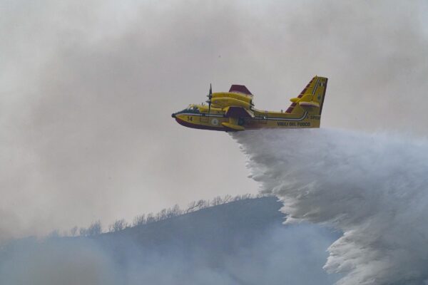 Incendi: le richieste di canadair si impennano +20%, l’afa complica le operazioni di spegnimento