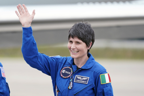 Samantha Cristoforetti ‘passeggia’ fuori dalla Iss. E’ la prima donna europea ad operare nello spazio aperto – FOTOGALLERY