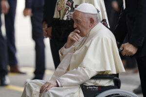 Papa Francesco torna dal Canada: “Con i nativi è stato genocidio”. Dimissioni? “Una porta aperta ma per ora non ci penso”