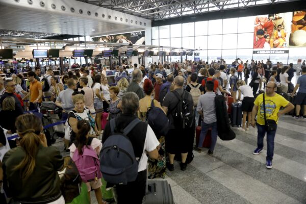 Estate: 500mila pronti a ‘volare’ da Milano e Napoli fra vacanze e rischio disagi. Al via il grande esodo