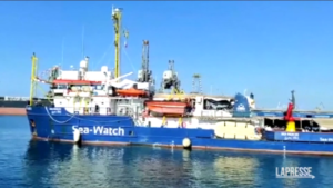 Migranti, arrivata a Taranto la Sea Watch con 438 persone a bordo