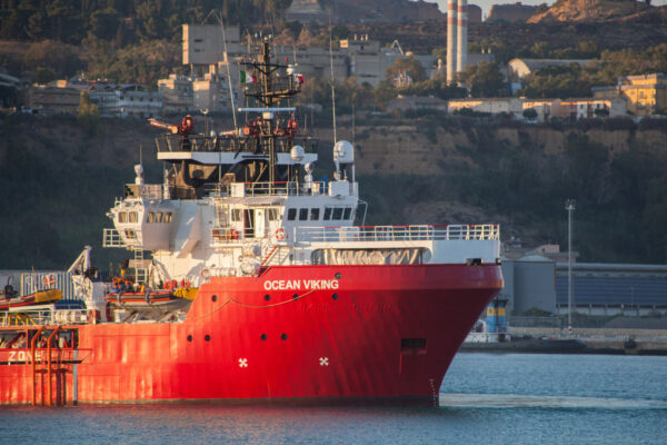 Migranti: focolaio Covid a bordo della nave Ocean Viking, a Salerno in 387 sbarcano tra le polemiche