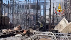 Grande incendio a Cinecittà, fiamme circoscritte e nessun danno a persone