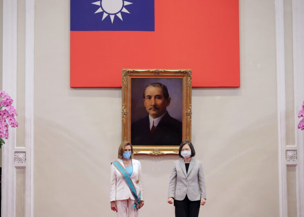 Taiwan, terminata la visita di Nancy Pelosi. Pechino: “Una farsa, chi ci offende sarà punito”. Taipei: “Caccia cinesi in nostro spazio aereo”