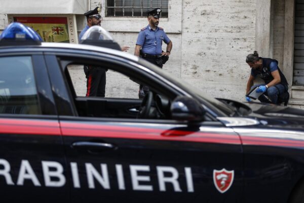 Roma: un'auto non si ferma all'alt, fugge e sfonda le transenne del Vaticano