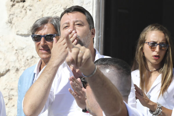 Migranti, Matteo Salvini visita l'hotspot di Lampedusa