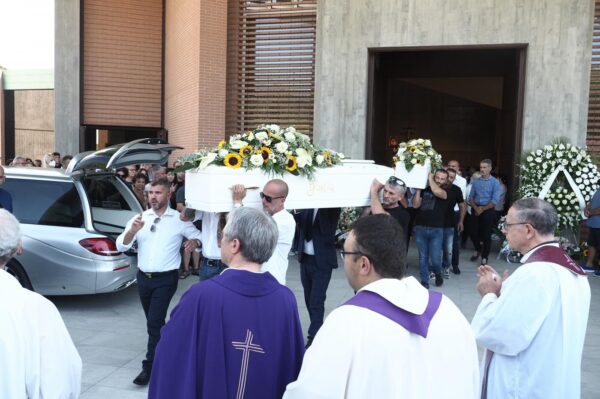 Funerale di Giulia e Alessia Pisanu, le due sorelle adolescenti investite e uccise da un treno