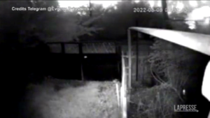 Nikopol bombardata: una telecamera di sorveglianza riprende l’attacco