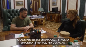 Il presidente ucraino Zelensky incontra l’attrice Jessica Chastain a Kiev