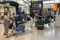 Heathrow, l'aeroporto di Londra impone un tetto al numero di passeggeri giornalieri