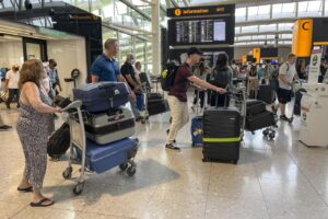 Heathrow, l'aeroporto di Londra impone un tetto al numero di passeggeri giornalieri