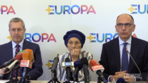 Letta si emoziona presentando Bonino, lei stempera la tensione: “Non mi sta chiedendo di sposarlo eh”