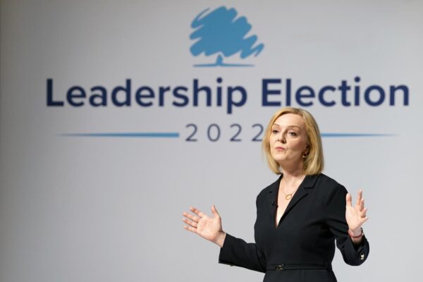 Liz Truss in campagna elettorale nello yorkshire