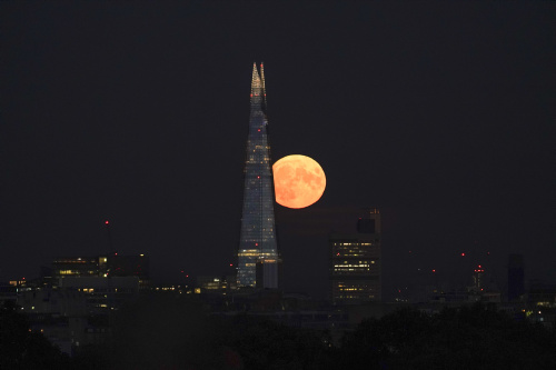Superluna dello storione, l’ultima del 2022 con le immagini più belle dal mondo – FOTOGALLERY