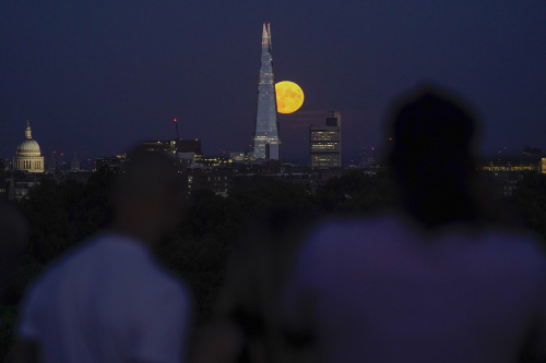 Superluna dello storione, l’ultima del 2022 con le immagini più belle dal mondo – FOTOGALLERY