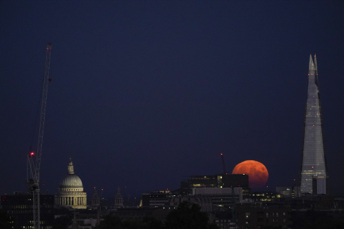 Superluna dello storione, l’ultima del 2022 con le immagini più belle dal mondo – FOTOGALLERY