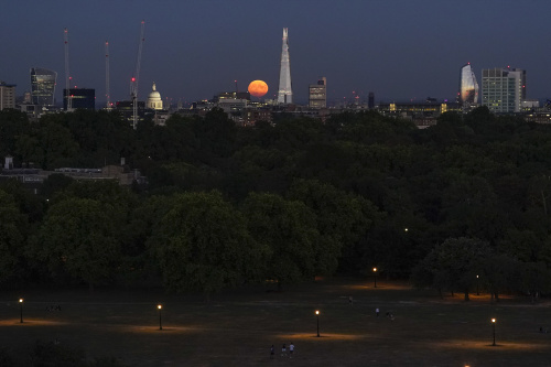 Superluna dello storione, l’ultima del 2022 con le immagini più belle dal mondo – FOTOGALLERY