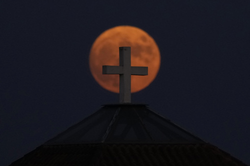 Superluna dello storione, l’ultima del 2022 con le immagini più belle dal mondo – FOTOGALLERY