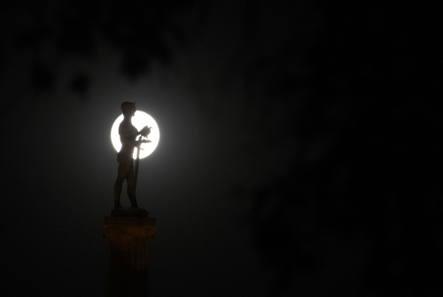 Superluna dello storione, l’ultima del 2022 con le immagini più belle dal mondo – FOTOGALLERY