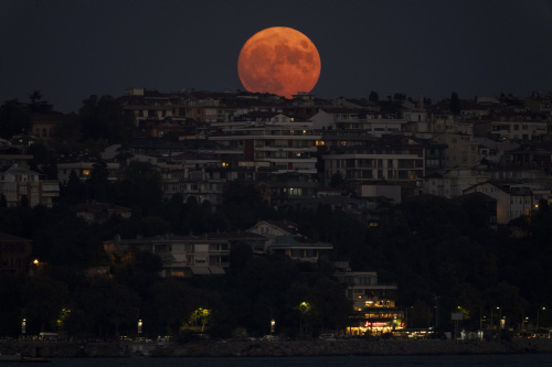 Superluna dello storione, l’ultima del 2022 con le immagini più belle dal mondo – FOTOGALLERY