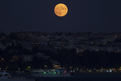 Superluna dello storione, l’ultima del 2022 con le immagini più belle dal mondo – FOTOGALLERY