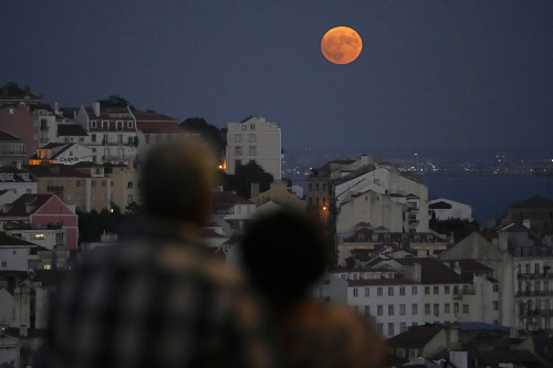 Superluna dello storione, l’ultima del 2022 con le immagini più belle dal mondo – FOTOGALLERY