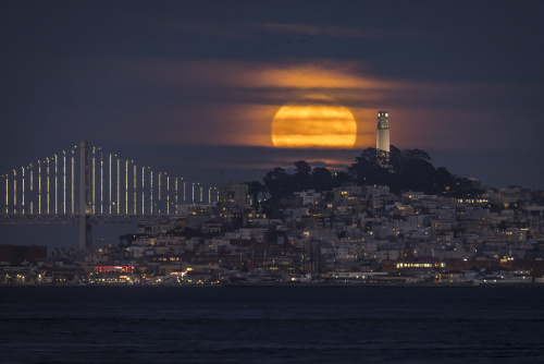 Superluna dello storione, l’ultima del 2022 con le immagini più belle dal mondo – FOTOGALLERY