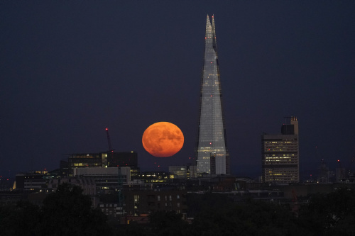 Superluna dello storione, l’ultima del 2022 con le immagini più belle dal mondo – FOTOGALLERY