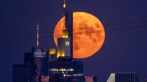 Superluna dello storione, l’ultima del 2022 con le immagini più belle dal mondo – FOTOGALLERY