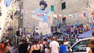 Il pellegrinaggio dei turisti al murale di Maradona