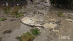 Maltempo: in Nuova Zelanda fiumi di fango e strade allagate, centinaia di evacuati