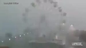 Bufera a Piombino, volano le cabine della ruota panoramica: il video è virale