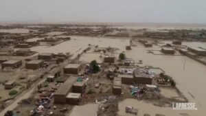 Disastro in Sudan per le inondazioni, almeno 77 morti: le immagini del drone sulle zone devastate