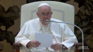 Ucraina, Bergoglio: “La guerra è una pazzia, abbiamo bisogno di pace”